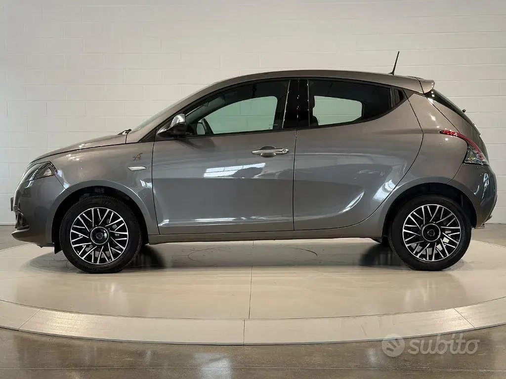 Usata Lancia Ypsilon 69 CV (50 kW) 2022 Grigio Utilitaria