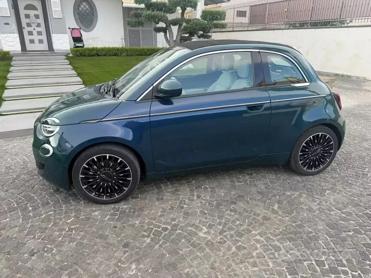 Usata Fiat 500e La Prima 42 kW (58 CV) 2022 Blu Cabrio