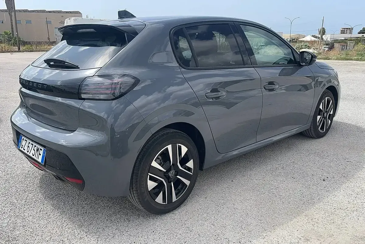 Usata Peugeot 208 Allure 100 CV (73 kW) 2025 Grigio selenium  metalli Utilitaria