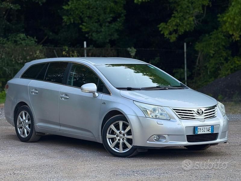 Usata Toyota Avensis Executive 150 CV (110 kW) 2010 Grigio Station wagon