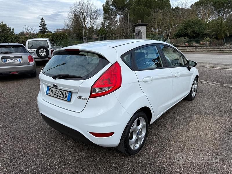 Usata Ford Fiesta Titanium 96 CV (70 kW) 2012 Bianco Utilitaria