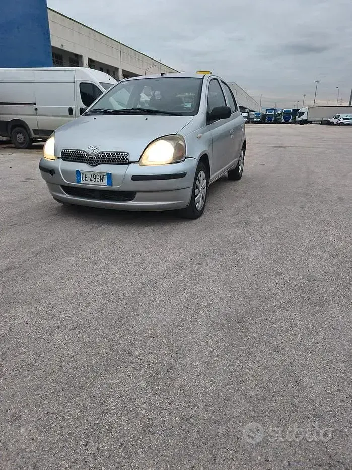 Usata Toyota Yaris 68 CV (50 kW) 2002 Grigio Berlina