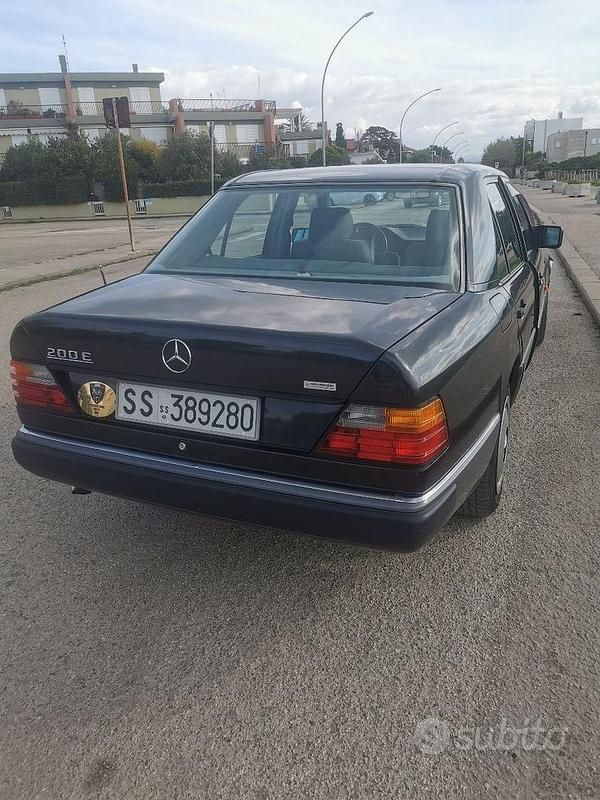 Usata Mercedes E200 1991 Nero Berlina