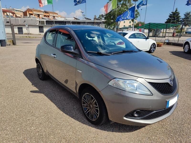 Usata Lancia Ypsilon Gold 69 CV (50 kW) 2020 Grigio Utilitaria