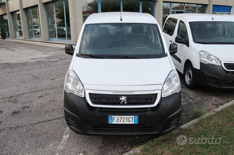 Usato 2017 Peugeot Partner Tepee 1.6 Diesel 75 CV (15.400 €)