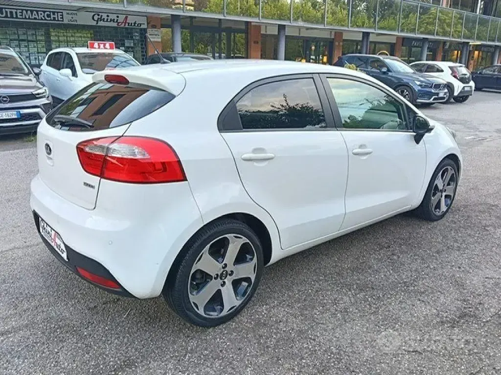 Usata Kia Rio 75 CV (55 kW) 2014 Bianco Berlina