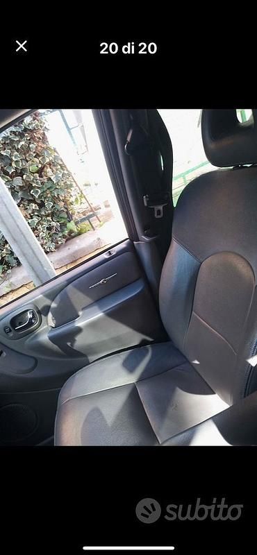 Usata Chrysler Voyager 150 CV (110 kW) 2005 Grigio Monovolume