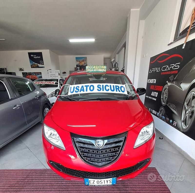 Usata Lancia Ypsilon Gold 69 CV (50 kW) 2015 Rosso Utilitaria