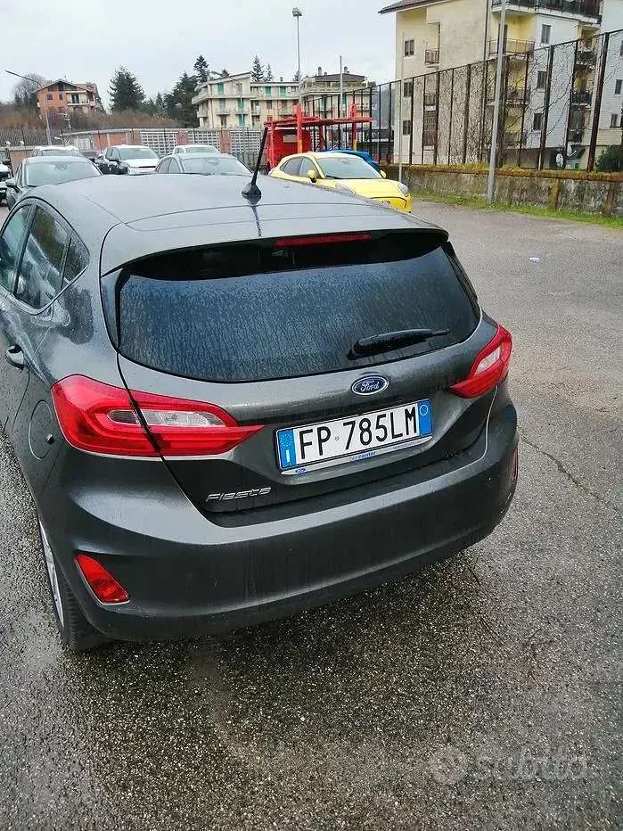 Usata Ford Fiesta 86 CV (63 kW) 2018 Grigio Utilitaria