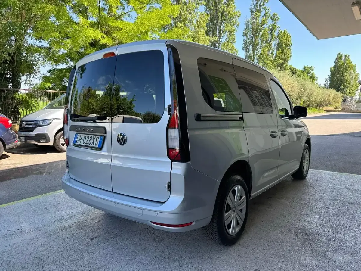 Usata VW Caddy 102 CV (75 kW) 2022 Argento Monovolume