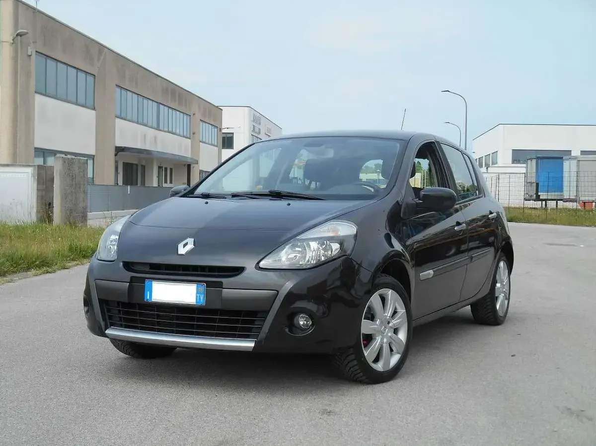 Usado Renault Clio II Dynamique 86 CV (63 kW) 2009 Negro Berlina