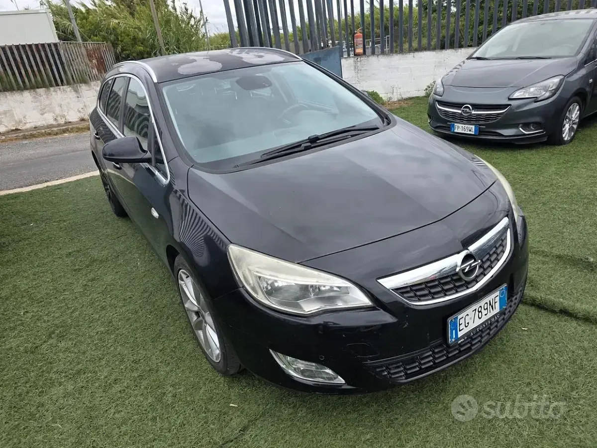 Usata Opel Astra 130 CV (95 kW) 2012 Nero Station wagon