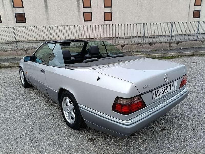 Usata Mercedes E200 136 CV (100 kW) 1995 Cabrio
