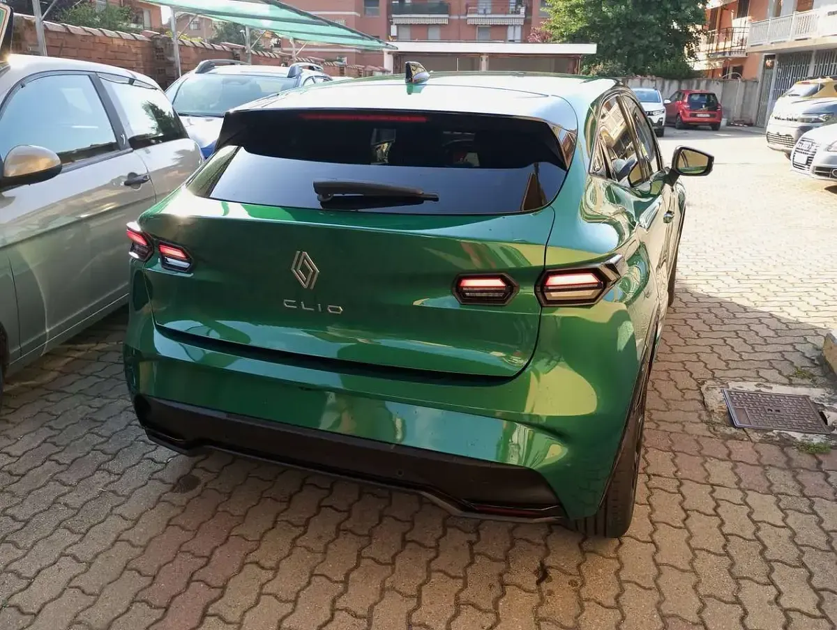 Nuova Renault Clio V Evolution 120 CV (88 kW) 2025 Verde Berlina