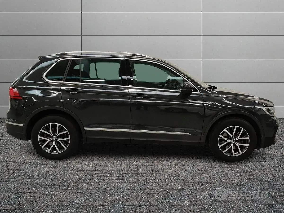 Usata VW Tiguan Life 131 CV (96 kW) 2023 Grigio SUV
