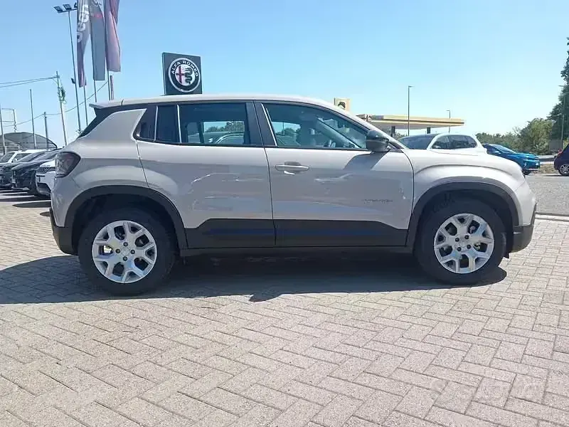Usata Jeep Avenger Altitude 101 CV (74 kW) 2024 Beige SUV