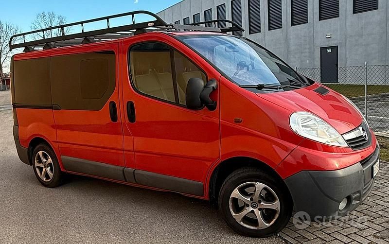 Usata Opel Vivaro 120 CV (88 kW) 2010 Rosso Monovolume