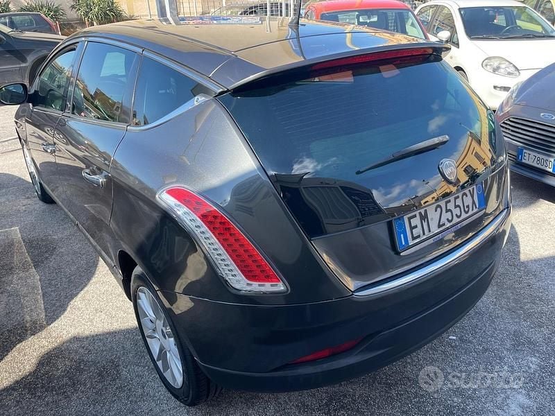 Usado Lancia Delta Silver 120 CV (88 kW) 2011 Gris Utilitario