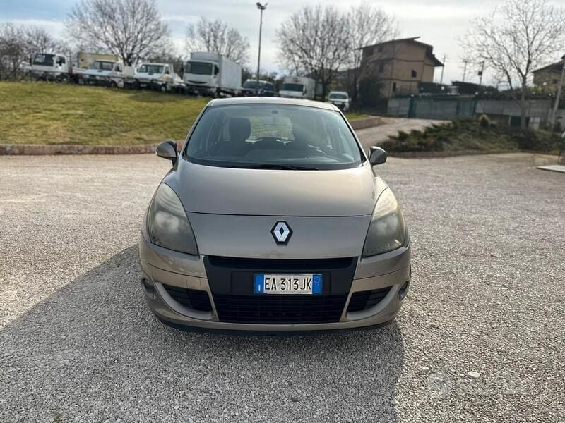 Oro Usata 2010 Renault Scénic III Dynamique Monovolume | 4200 € (Buon prezzo) - Immagine 1/4