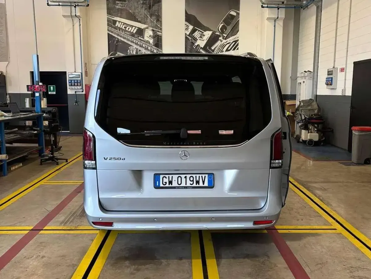 Usata Mercedes V250 Avantgarde 190 CV (139 kW) 2024 Argento Monovolume