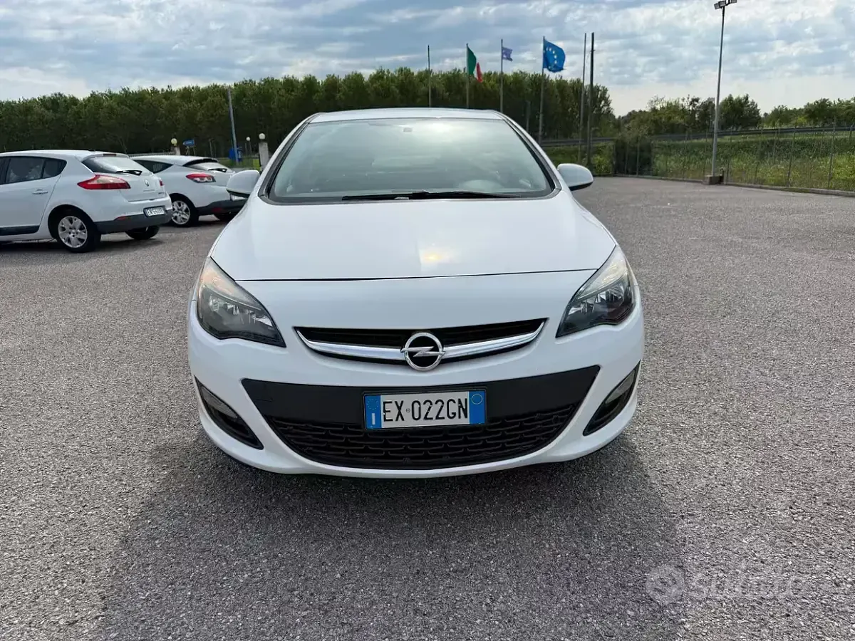 Usata Opel Astra 101 CV (74 kW) 2014 Bianco Berlina
