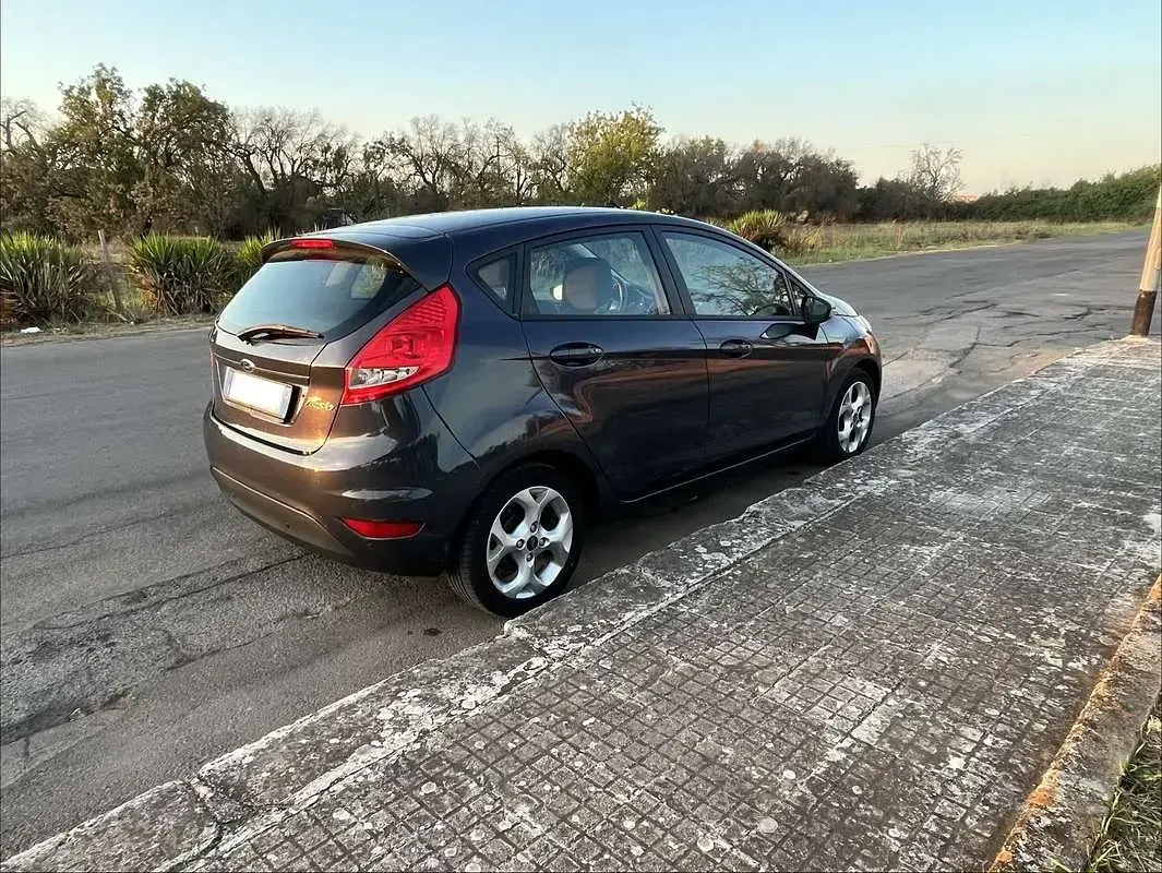Usata Ford Fiesta 70 CV (51 kW) 2012 Grigio Berlina