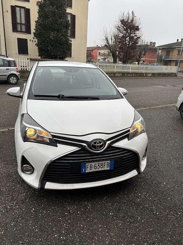 Usata Toyota Yaris Sol 87 CV (63 kW) 2015 Bianco Utilitaria