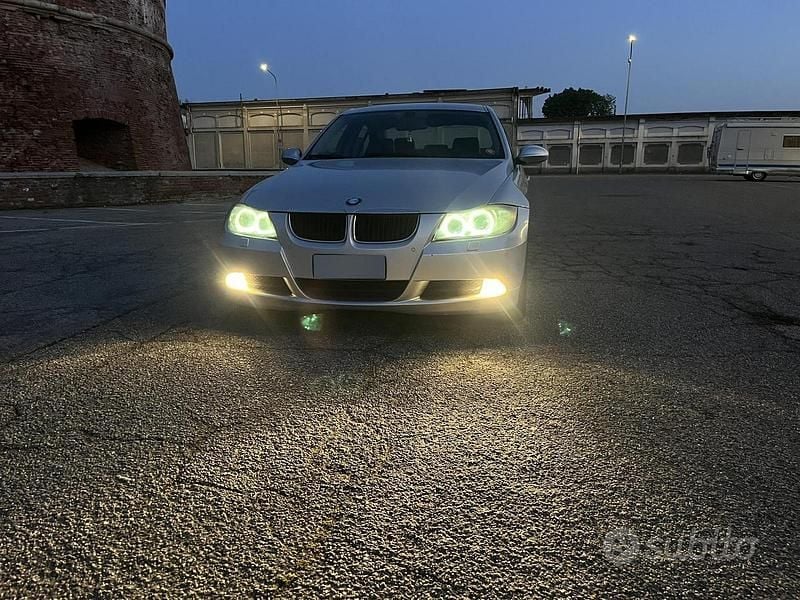 Begagnad BMW 320 163 HK (119 kW) 2005 Grå Sedan