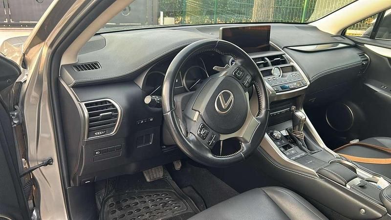 Usata Lexus NX300h Executive Line 155 CV (114 kW) 2018 Grigio SUV