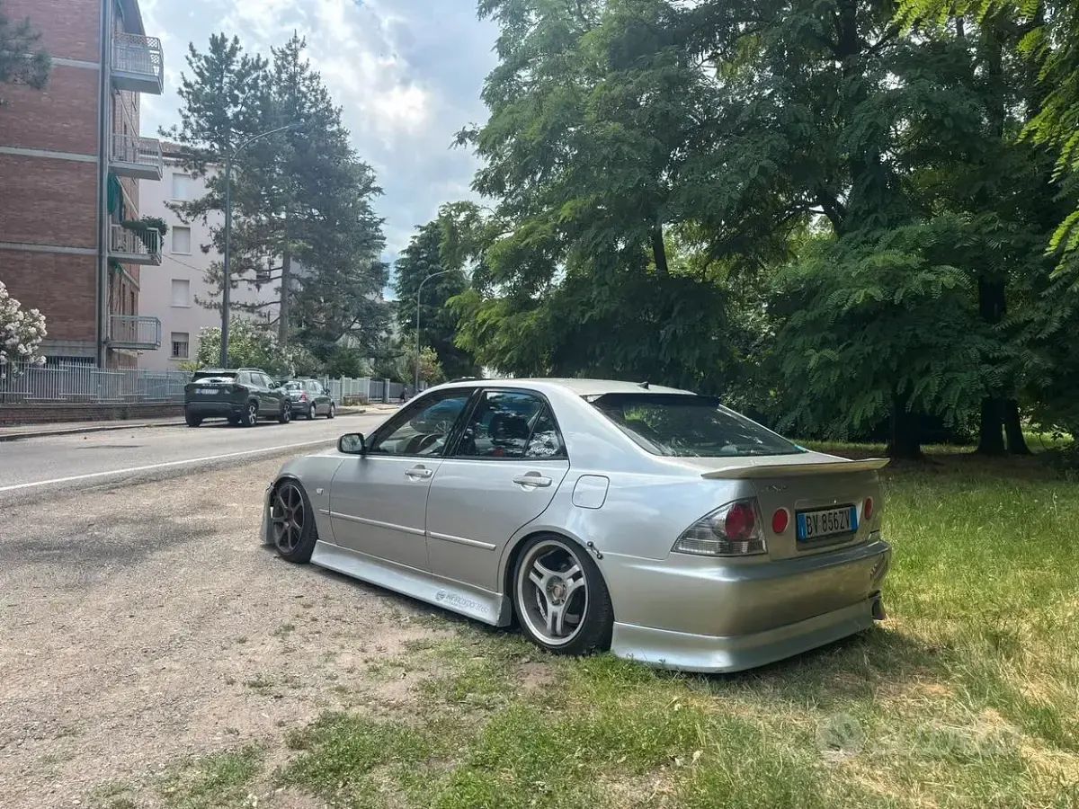 Usata Lexus IS200 155 CV (114 kW) 2001 Grigio Berlina