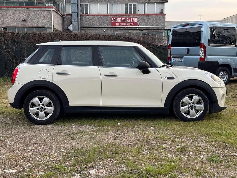 Begagnad Mini ONE Hype 102 HK (75 kW) 2018 Vit Halvkombi