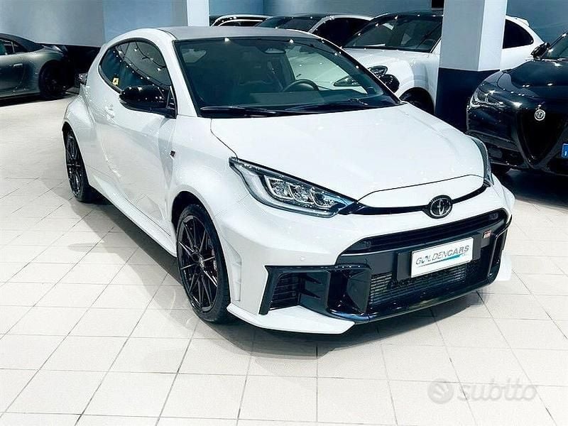 Usata Toyota Yaris 280 CV (205 kW) 2024 Bianco Utilitaria