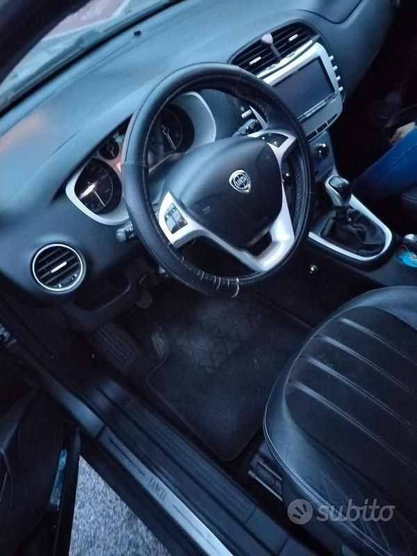 Usata Lancia Delta 120 CV (88 kW) 2011 Grigio Utilitaria