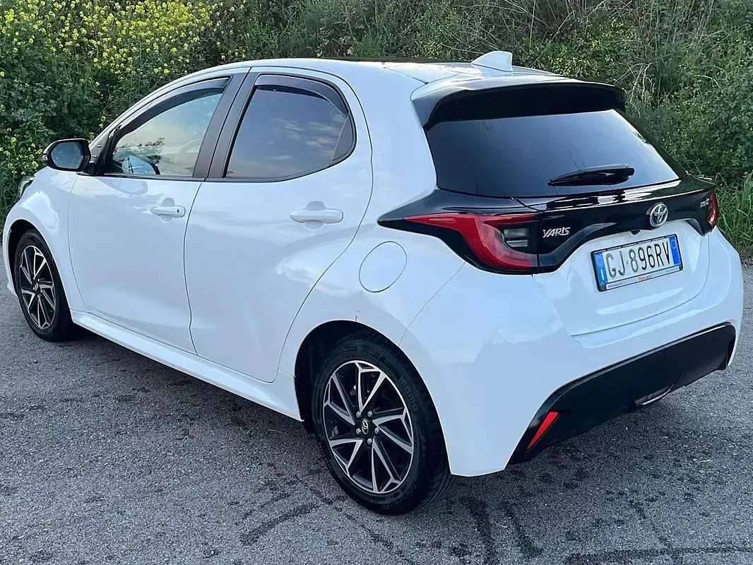 Usata Toyota Yaris Hybrid Lounge 92 CV (67 kW) 2023 Bianco Berlina