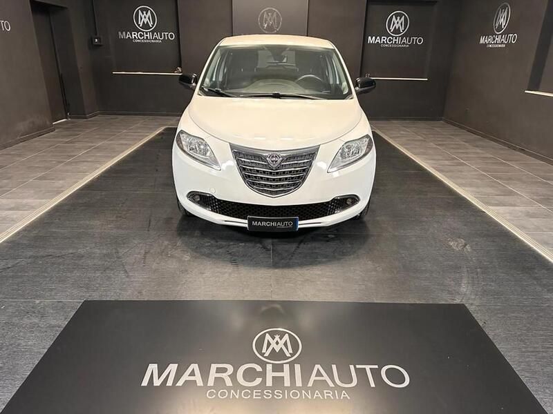 Usata Lancia Ypsilon Gold 85 CV (62 kW) 2013 Bianco gara pastello Utilitaria