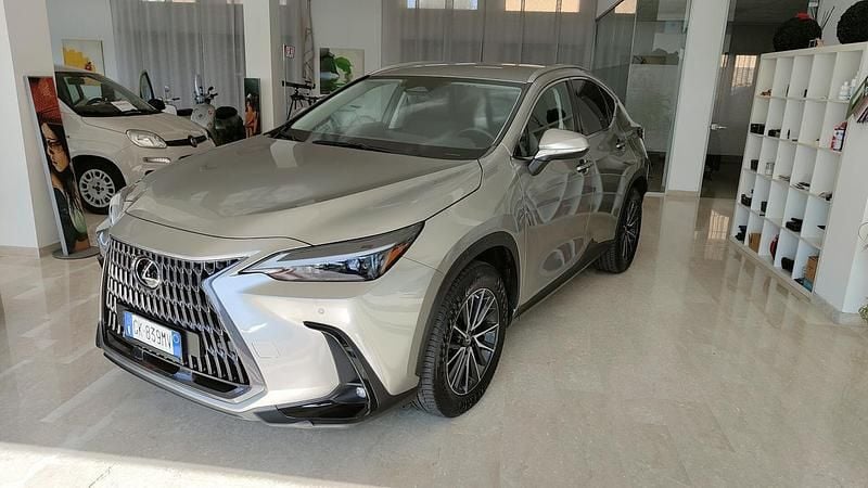 Usata Lexus NX450h+ Luxury Line 184 CV (135 kW) 2022 Grigio SUV