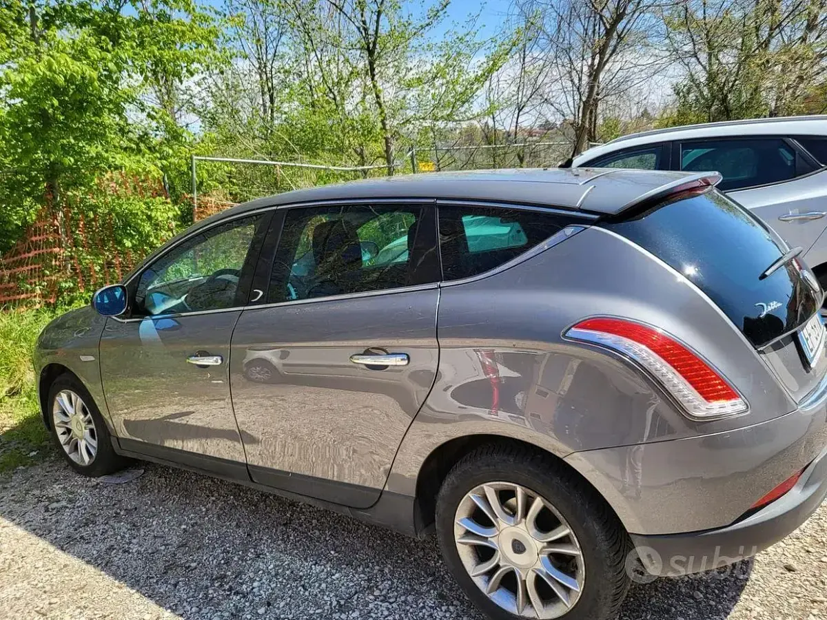 Usata Lancia Delta 120 CV (88 kW) 2010 Grigio Utilitaria
