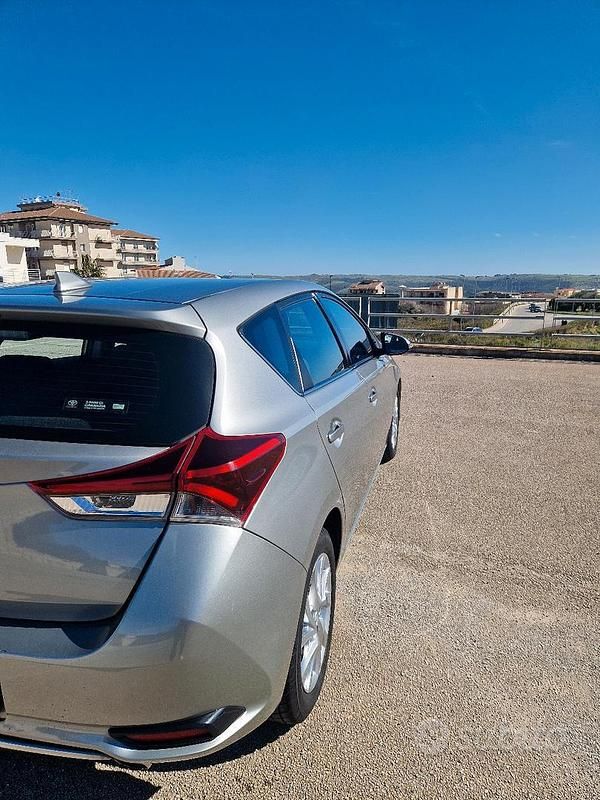 Usata Toyota Auris 2017 Grigio Berlina