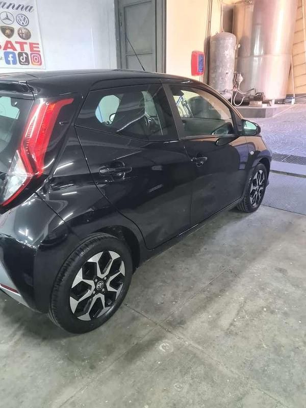 Usata Toyota Aygo 72 CV (52 kW) 2021 Nero Utilitaria
