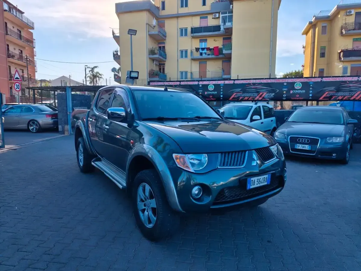 Usata Mitsubishi L200 Intense 136 CV (100 kW) 2007 Verde Pick-up