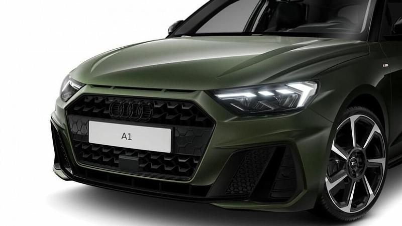 Nuova Audi A1 Sportback 116 CV (85 kW) 2025 Verde distretto metallizzato nero mito m Utilitaria