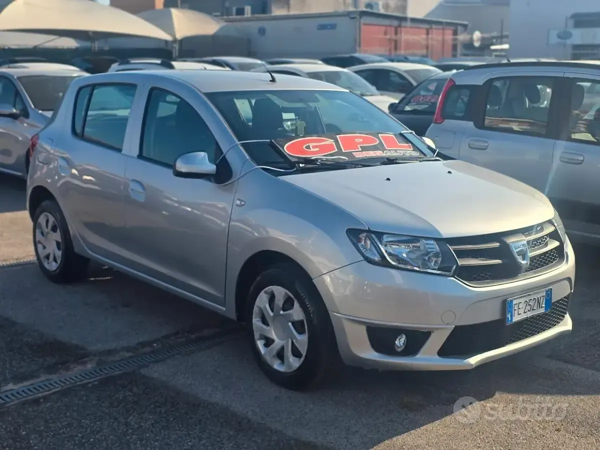 Usata Dacia Sandero Lauréate 90 CV (66 kW) 2016 Grigio Berlina
