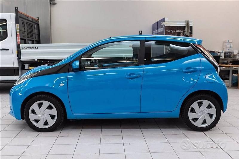 Usata Toyota Aygo Cool 69 CV (50 kW) 2017 Blu Utilitaria