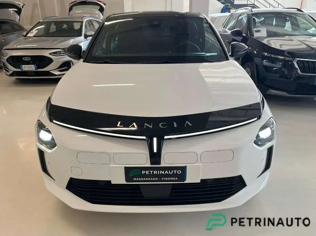 Usata Lancia Ypsilon 61 kW (84 CV) 2025 Vernice bianco marmo con tetto Utilitaria