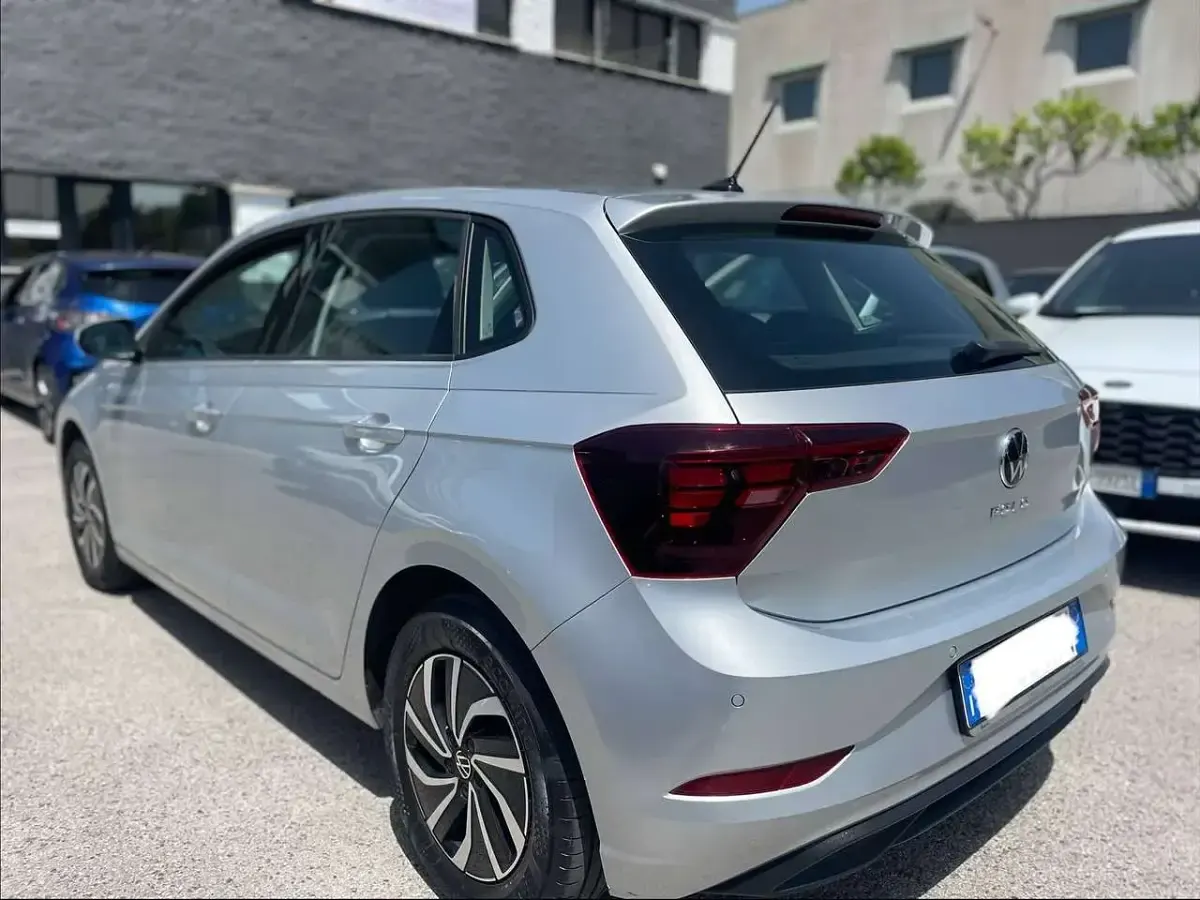 Usata VW Polo Life 95 CV (69 kW) 2023 Argento Utilitaria