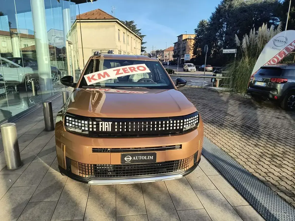 Nuova Fiat Grande Panda La Prima 101 CV (74 kW) 2025 Bronzo luna Utilitaria