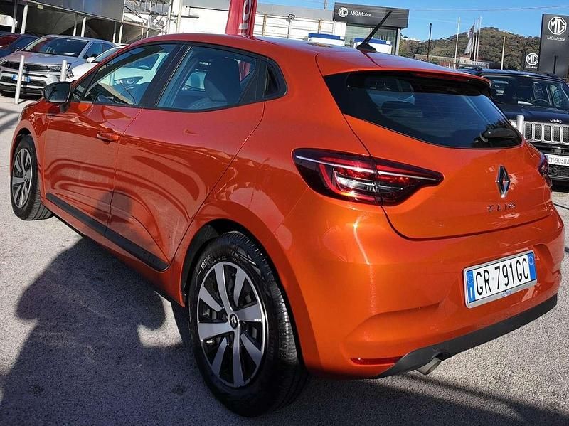 Usata Renault Clio V SE 67 CV (49 kW) 2023 Orange valencia metallizzato Berlina