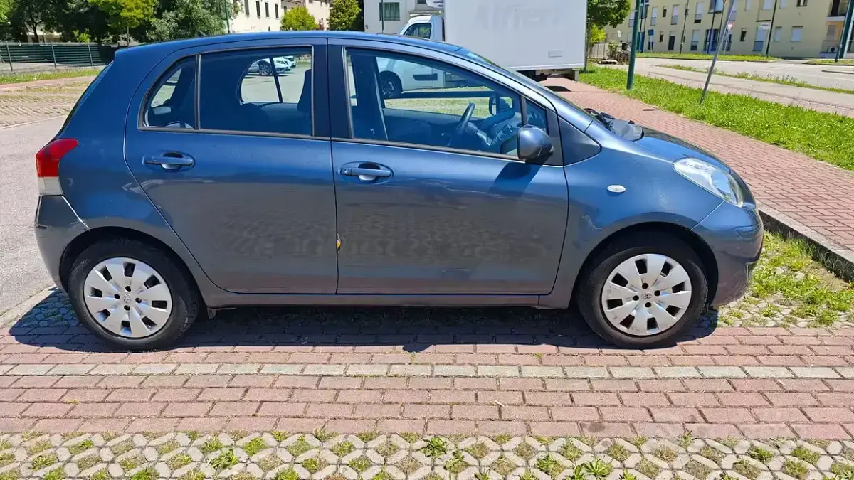 Usata Toyota Yaris 100 CV (73 kW) 2009 Grigio Utilitaria