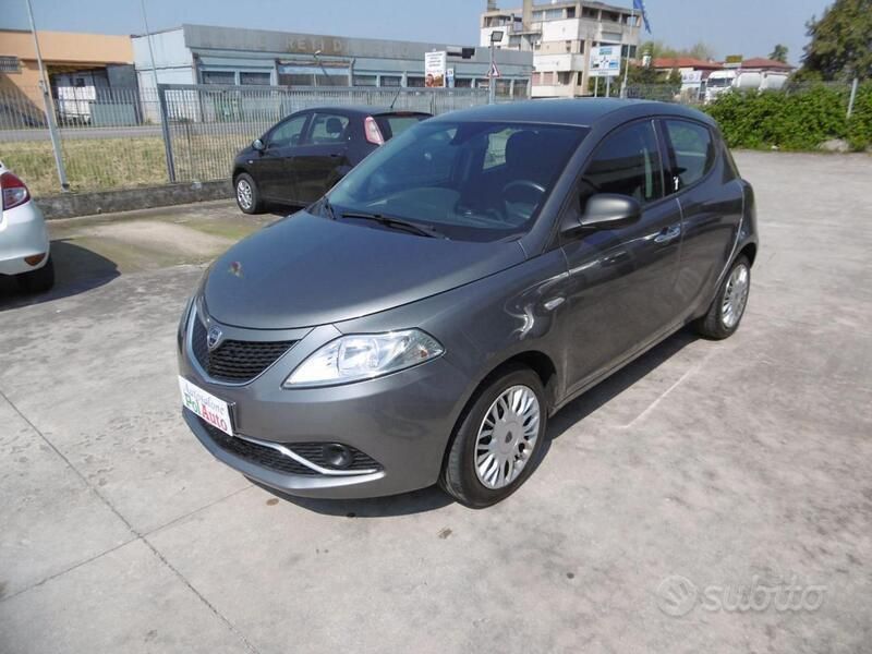 Grigio scuro Usata 2016 Lancia Ypsilon Gold Due volumi | 8000 € (Buon prezzo) - Immagine 1/4
