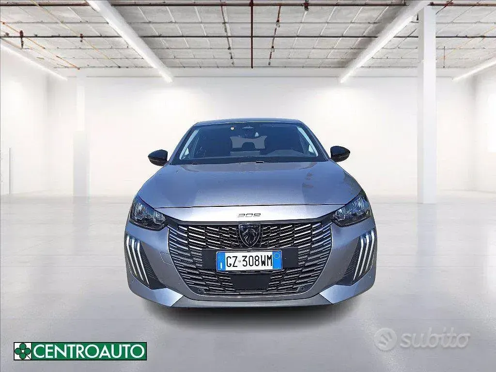 Usata Peugeot 208 Allure 101 CV (74 kW) 2025 Grigio metallizzato Utilitaria